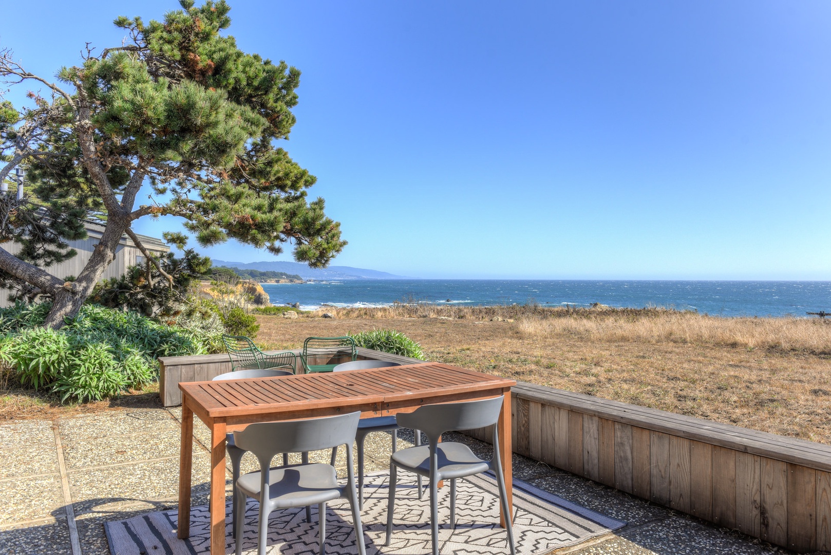 Outdoor seating for 4 with ocean views