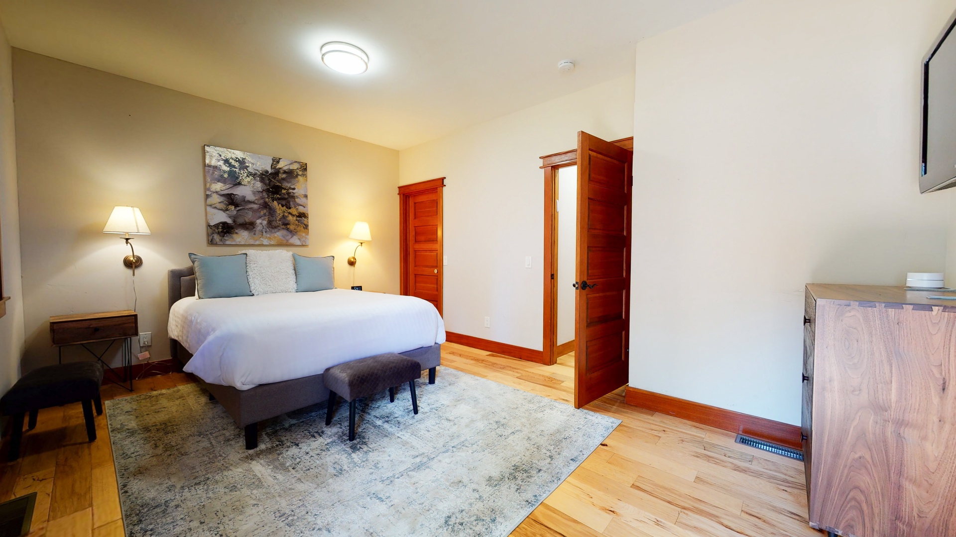 Main bedroom: Queen bed with TV, balcony access and en suite bathroom (2nd floor)