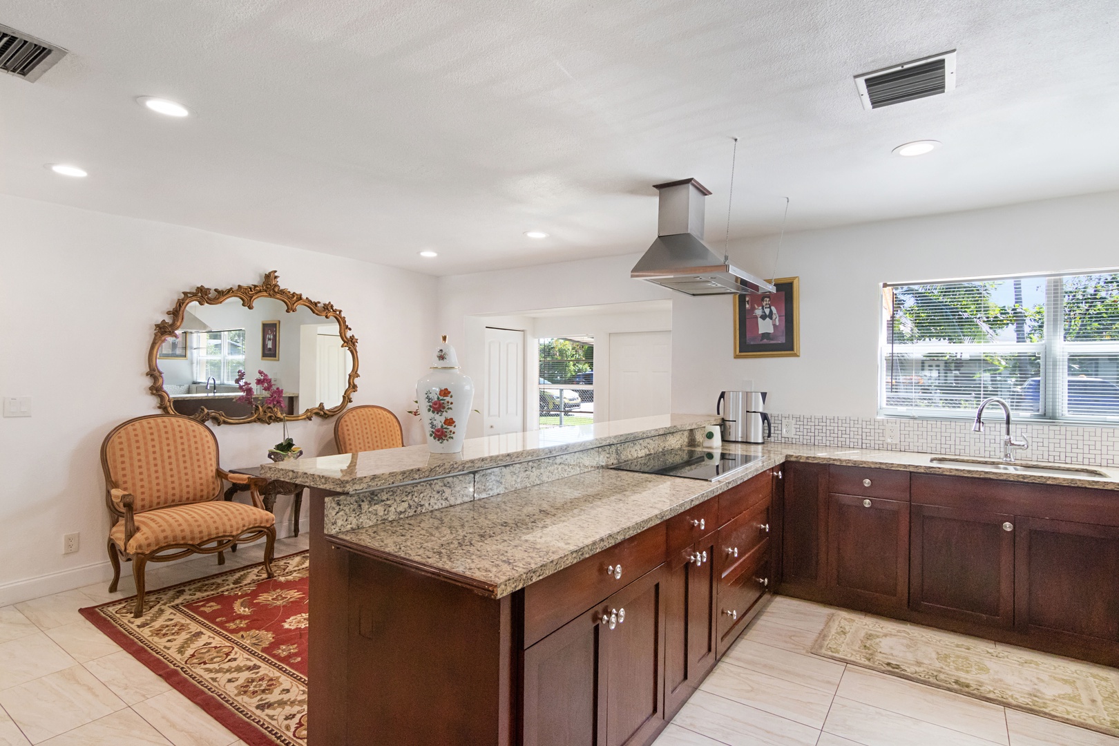 Fully equipped kitchen with plenty of prepping and storage space