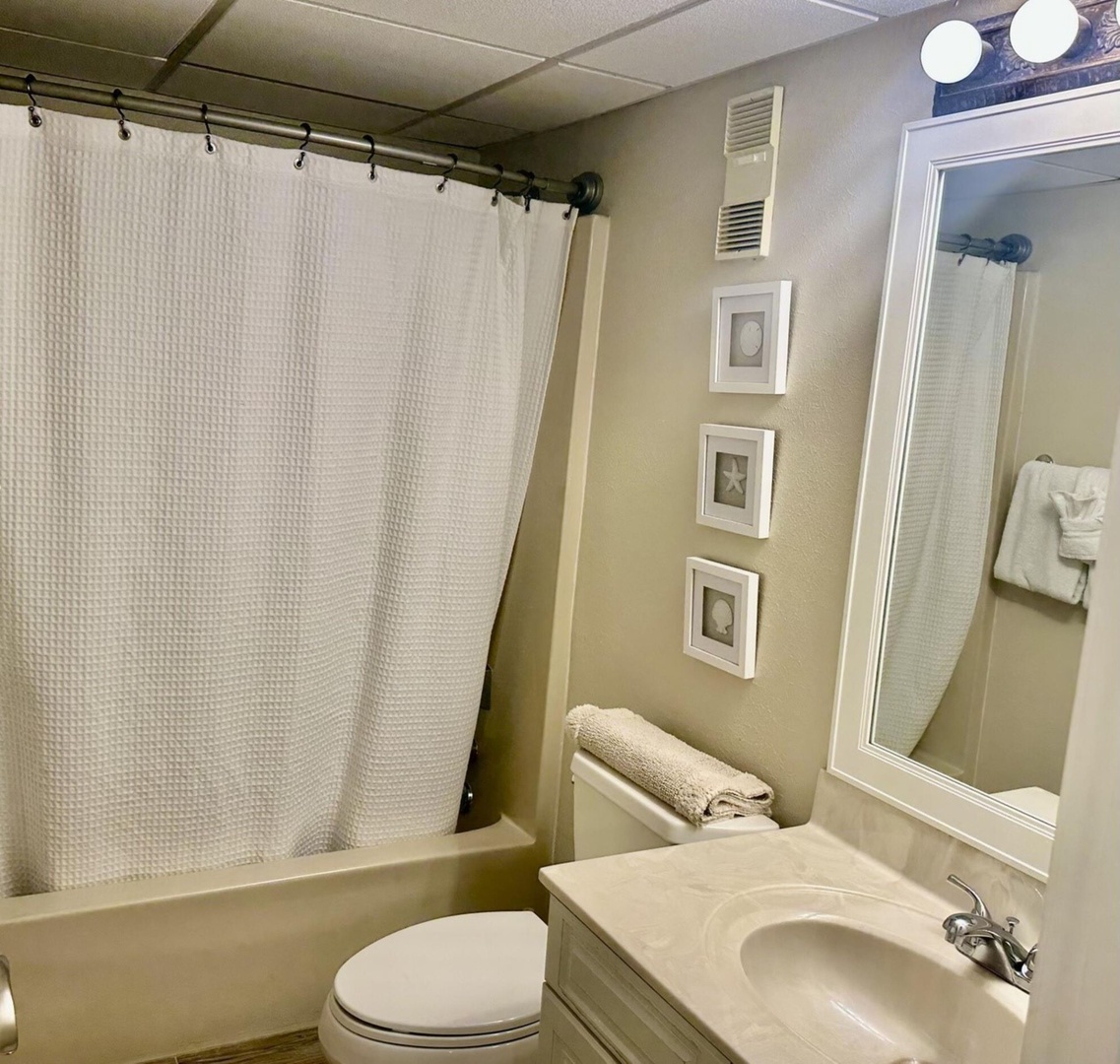 Ensuite bathroom with shower/tub combo