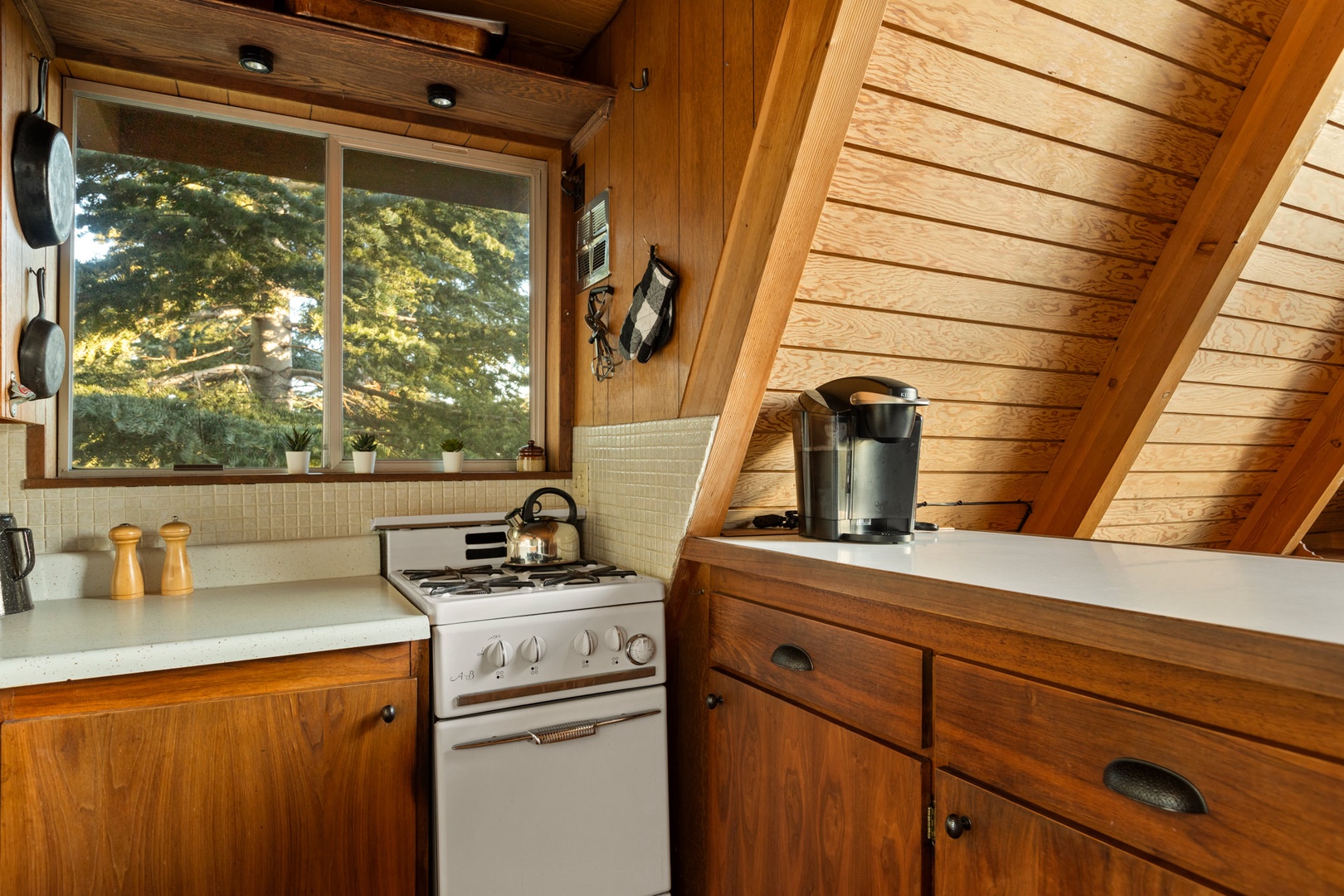The stove/oven is compact to utilize the small space