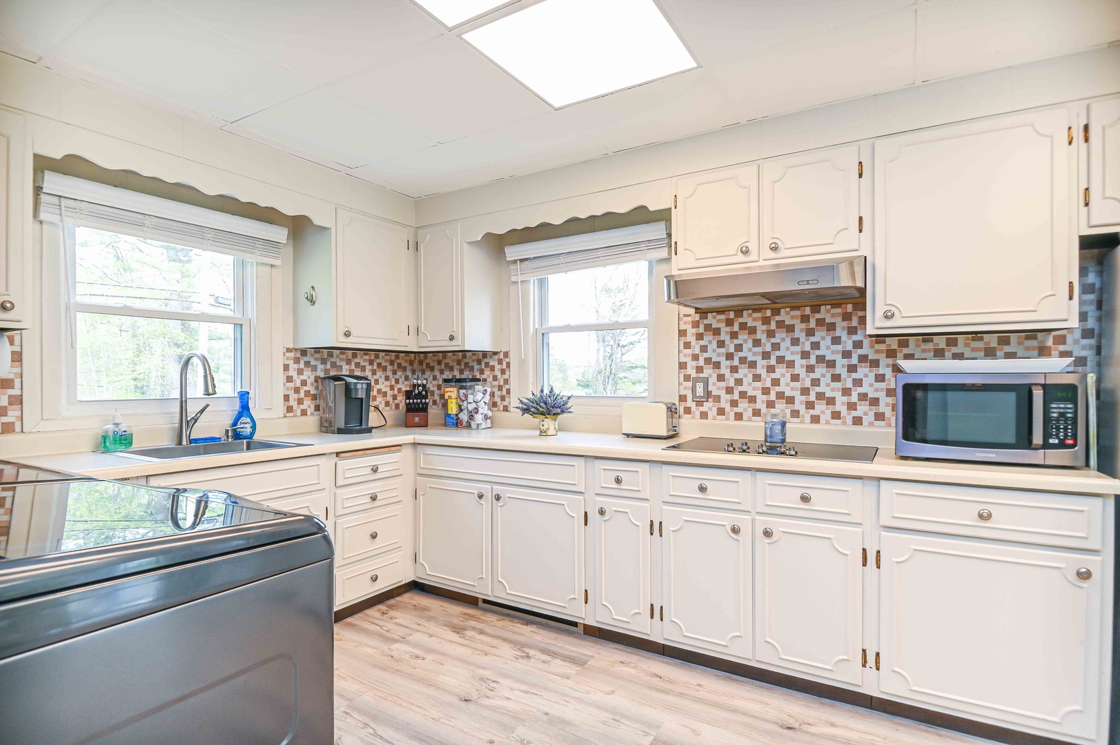 Fully equipped kitchen with washer and dryer