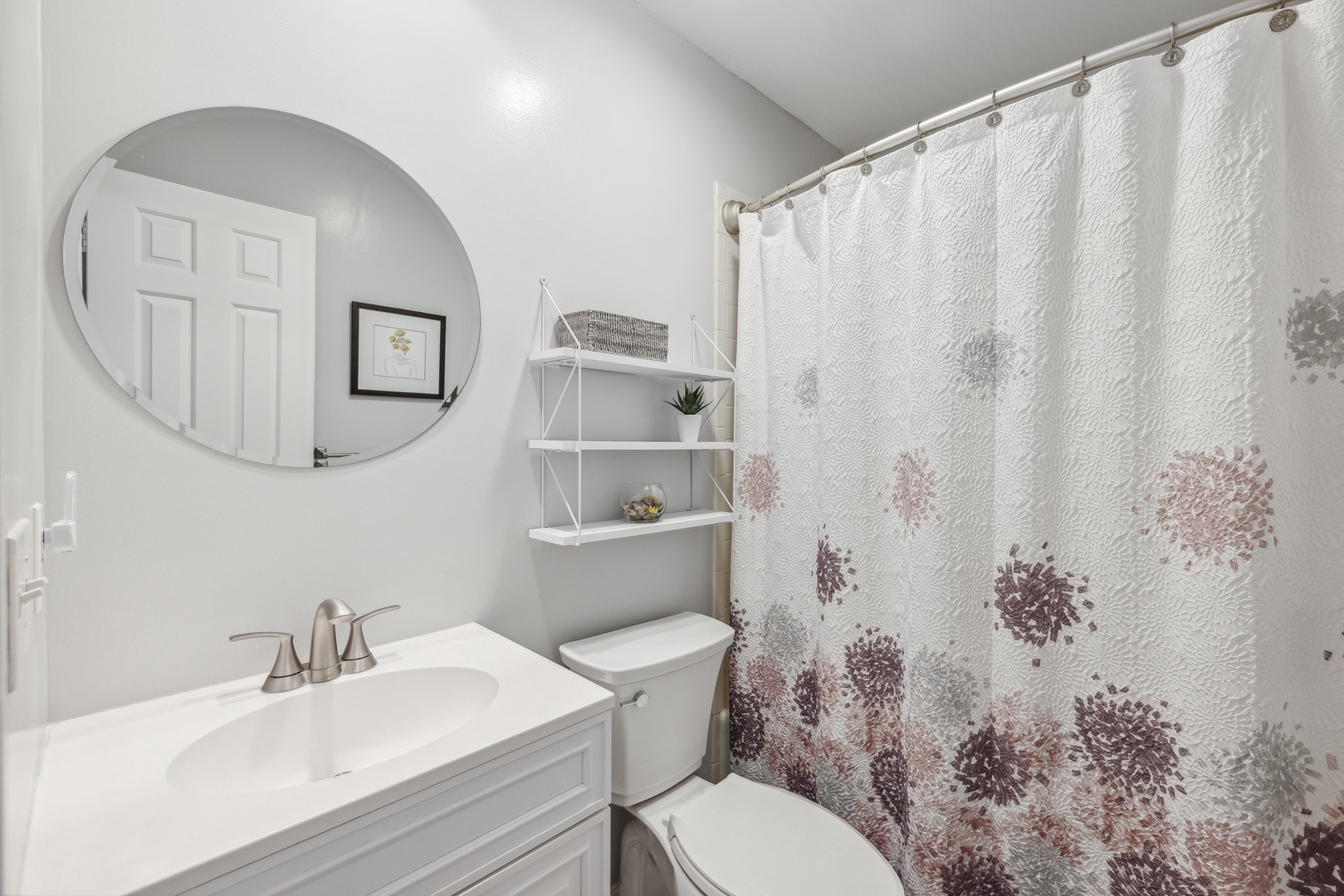 The full shared bathroom hosts a single vanity & shower/tub combo