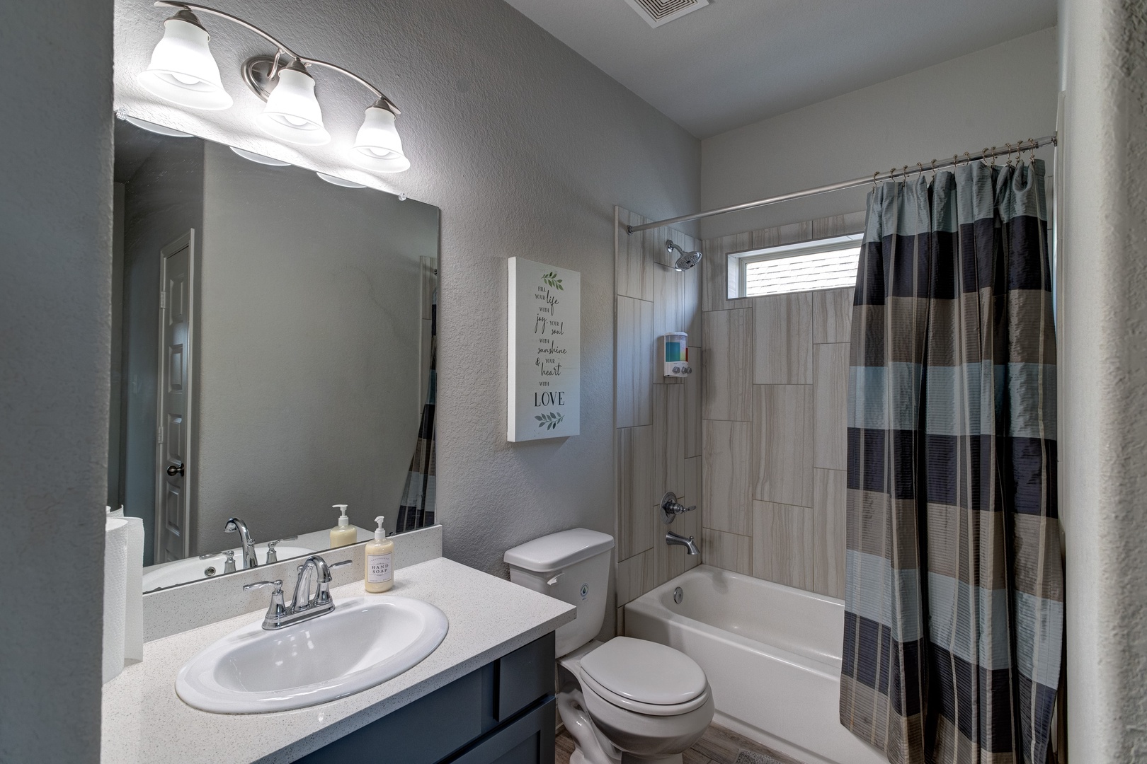 Ensuite bathroom with shower/tub combo