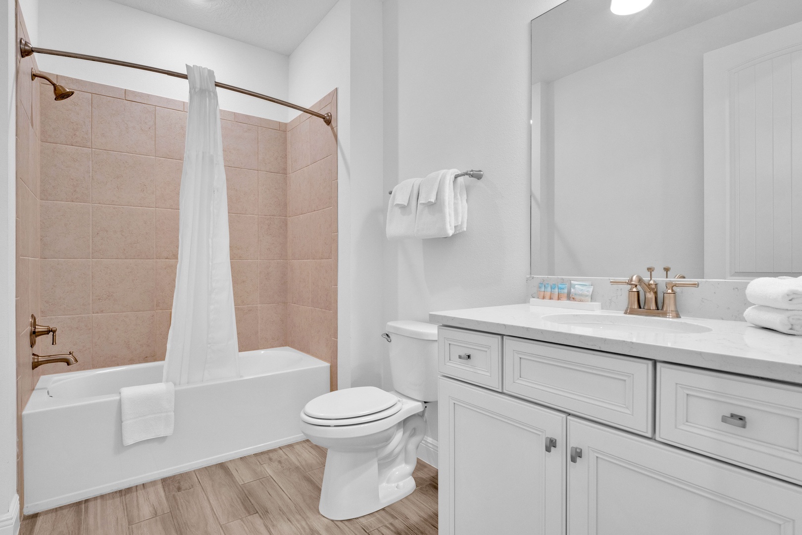 Ensuite bathroom with shower/tub combo