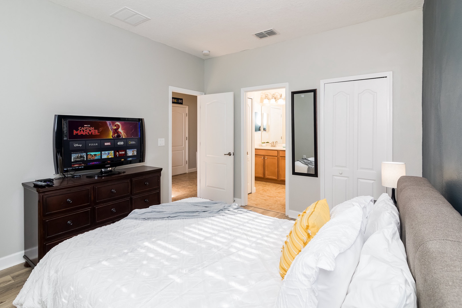 Bedroom 1 with Queen bed, TV and shared en-suite (1st floor)