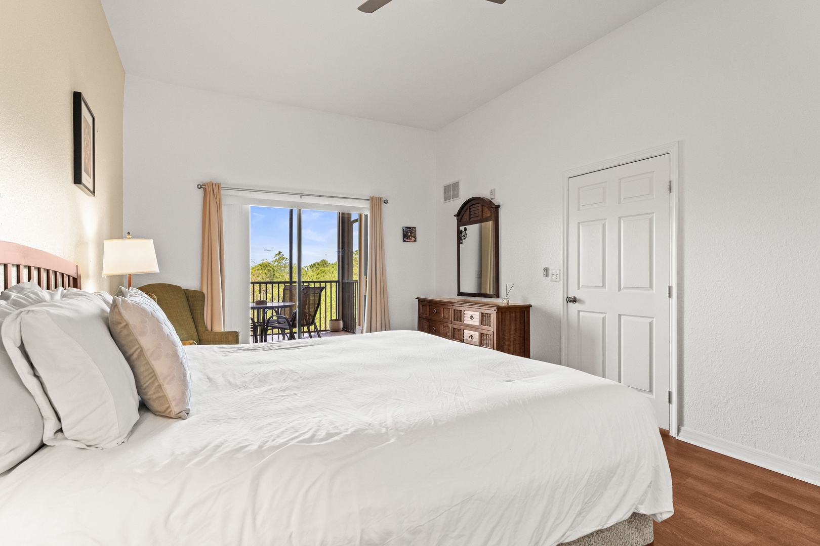 Bedroom 3 with king bed, balcony, Smart TV, and ensuite