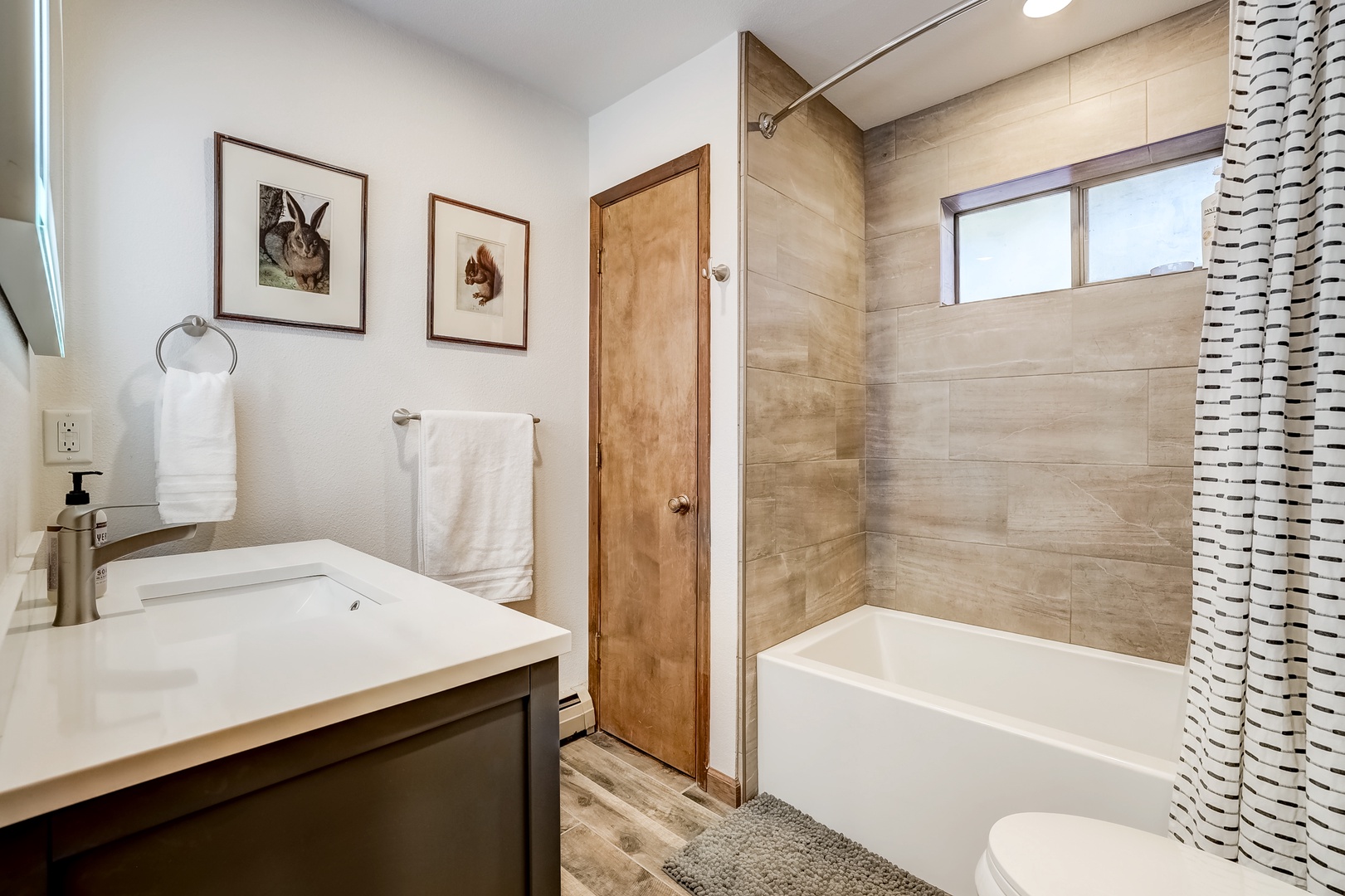 Shared bathroom with shower tub/combo (Ground floor)