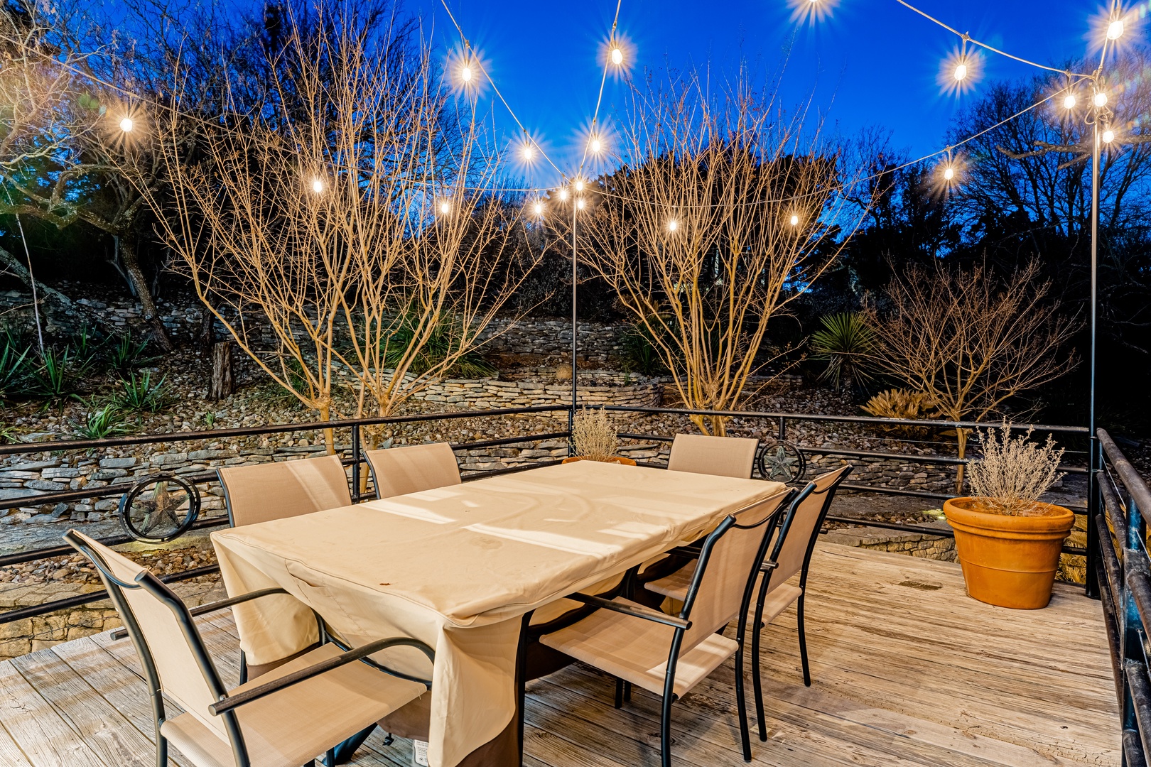 Outdoor dining with seating for 6