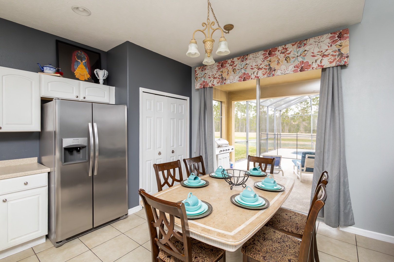 Cozy breakfast nook with seating for 6, perfect for morning gatherings