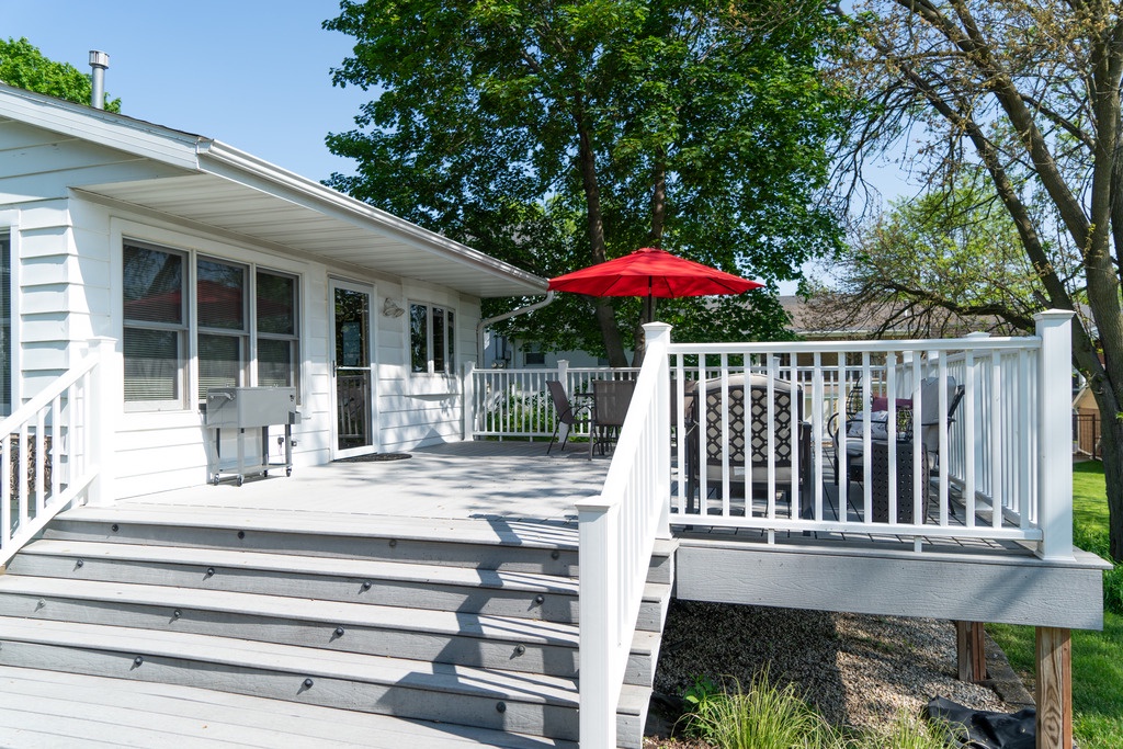 Dining and sitting area on the deck