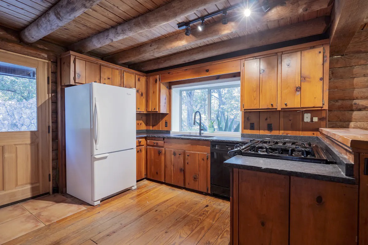 Kitchen has all your basics