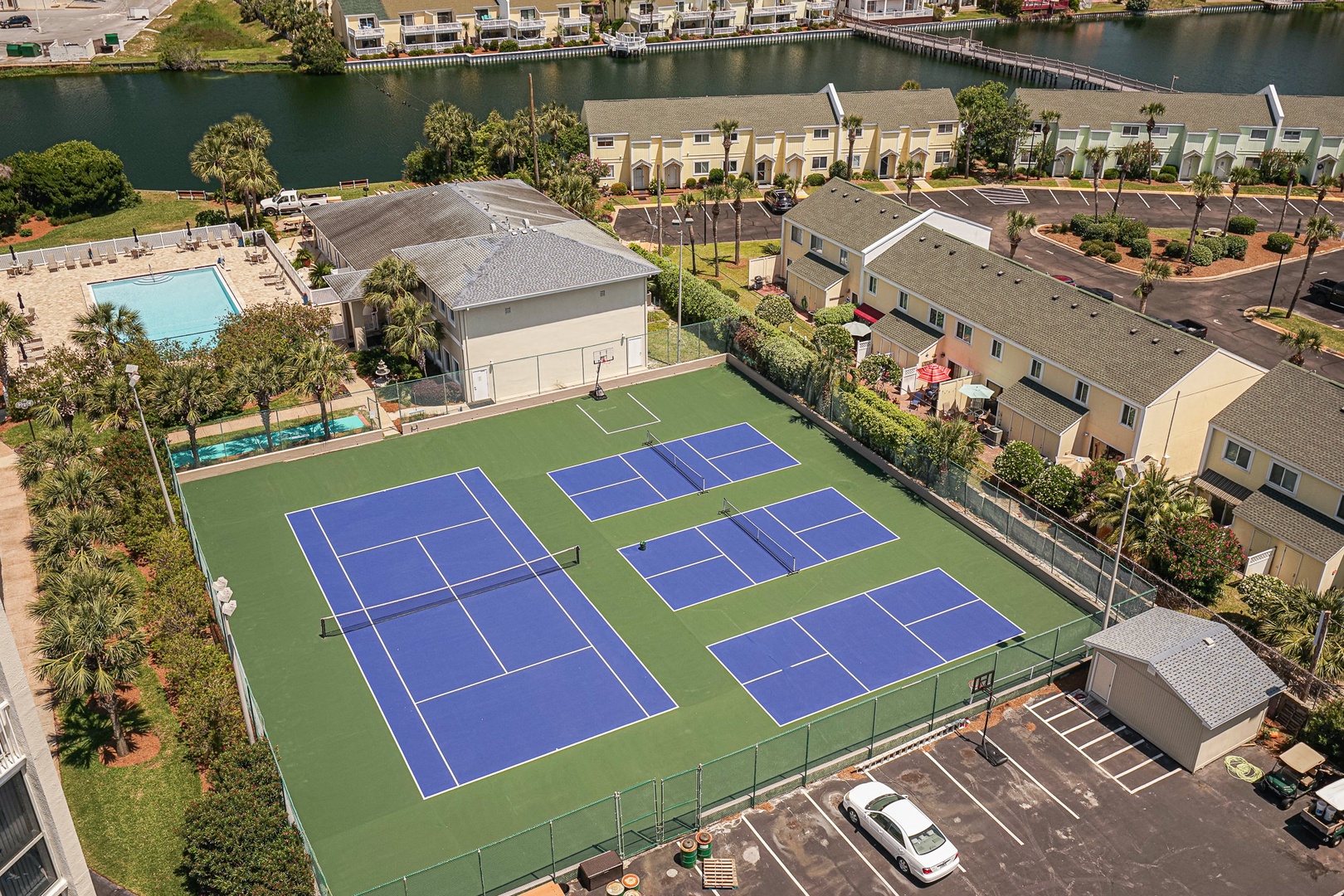 If you prefer tennis, pickleball, or basketball, this community has you covered!