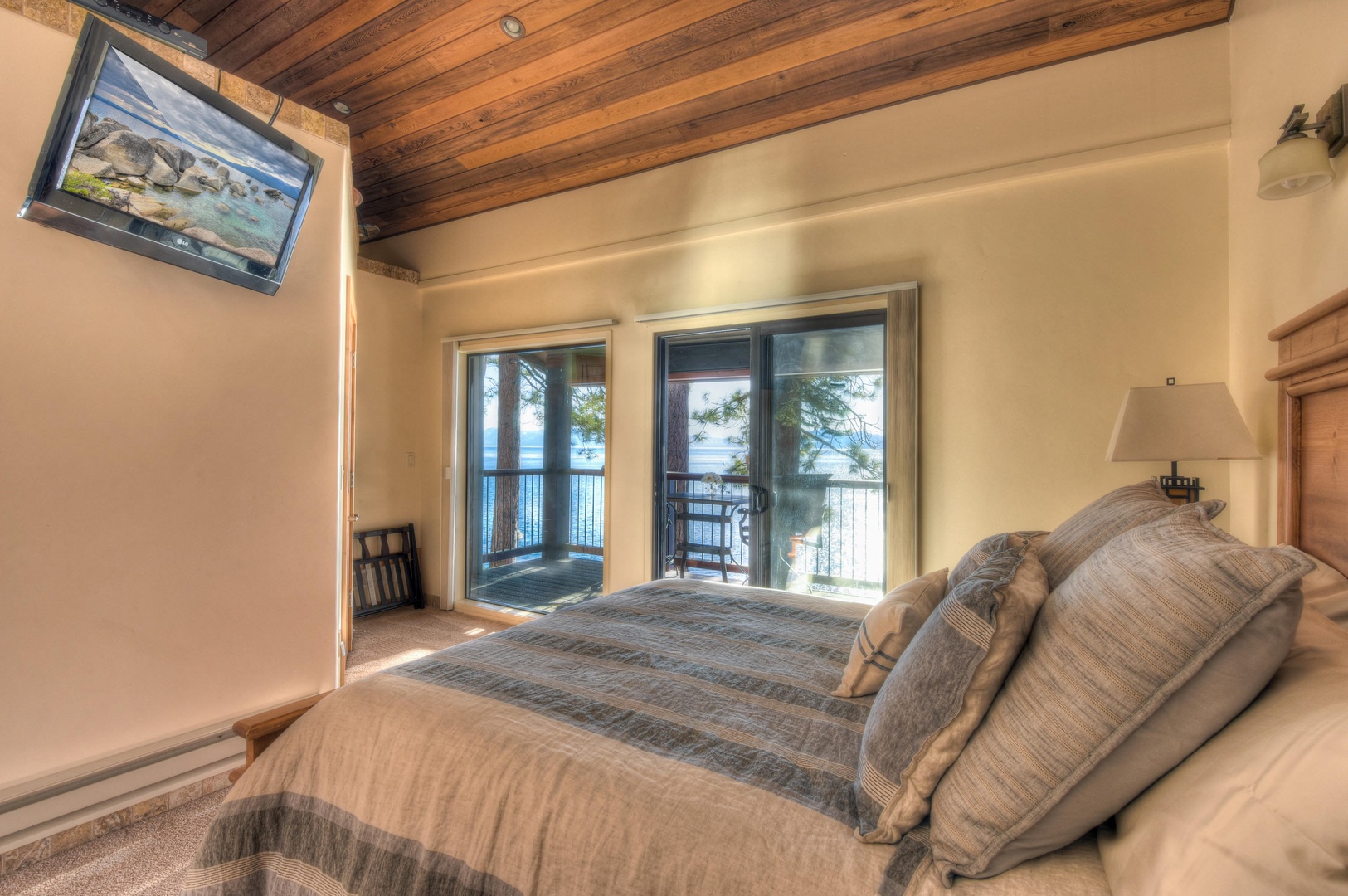 Master bedroom: Queen bed w/ lakefront patio, Smart TV (no cable)