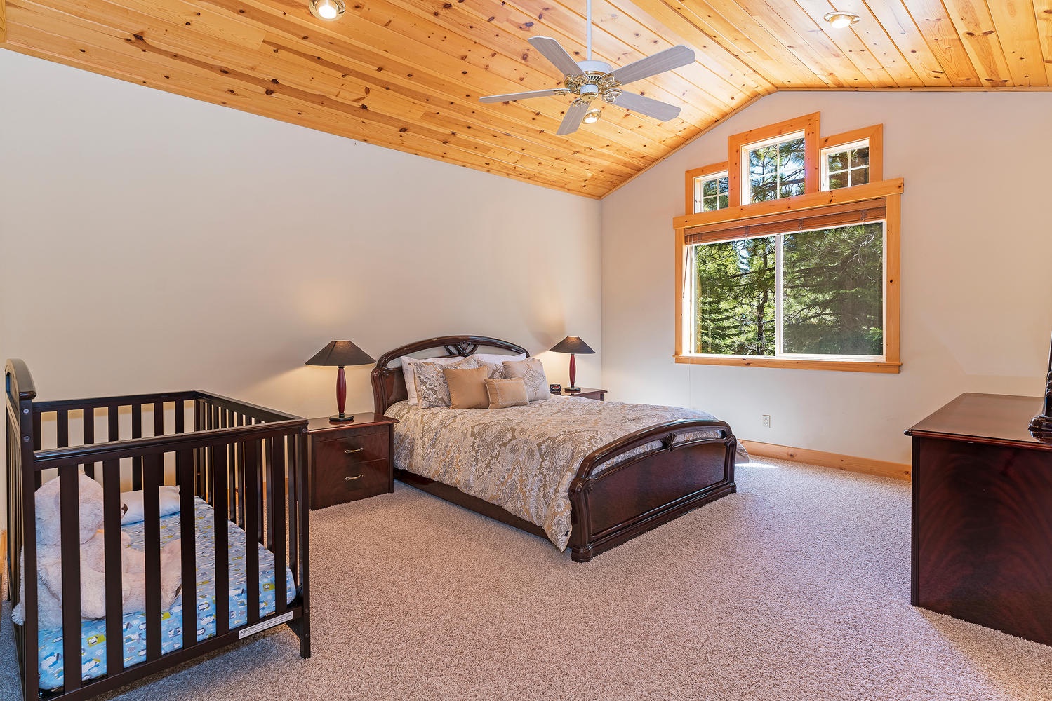 Master bedroom: Queen bed and crib (2nd floor)