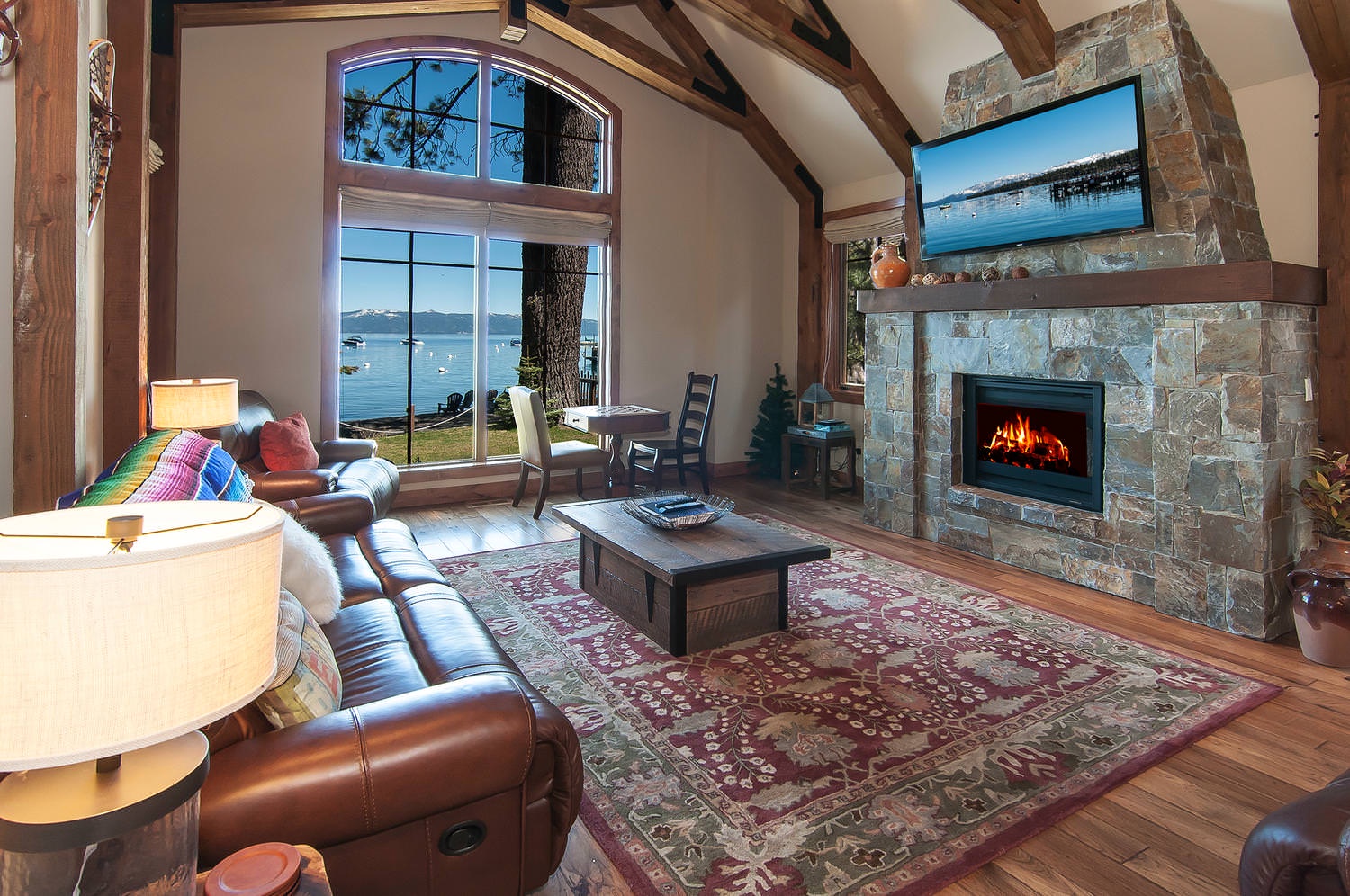 Lake view living room, Smart TV, board games, gas fireplace