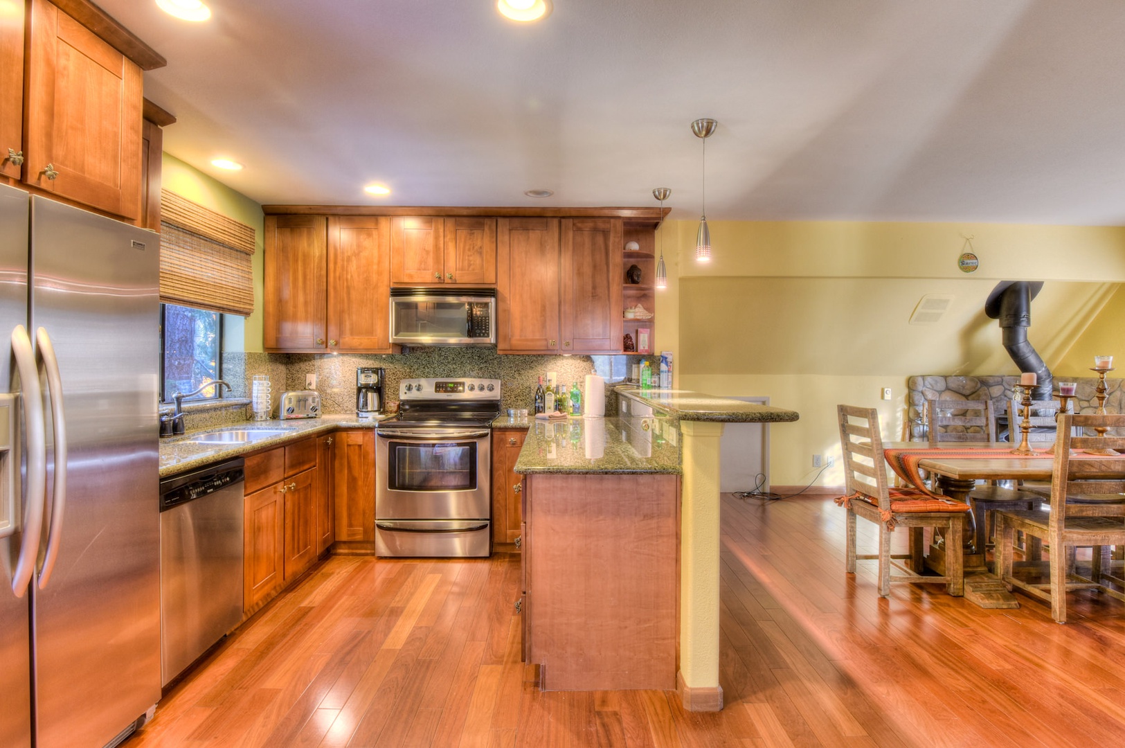 Fully equipped kitchen w/ modern appliances