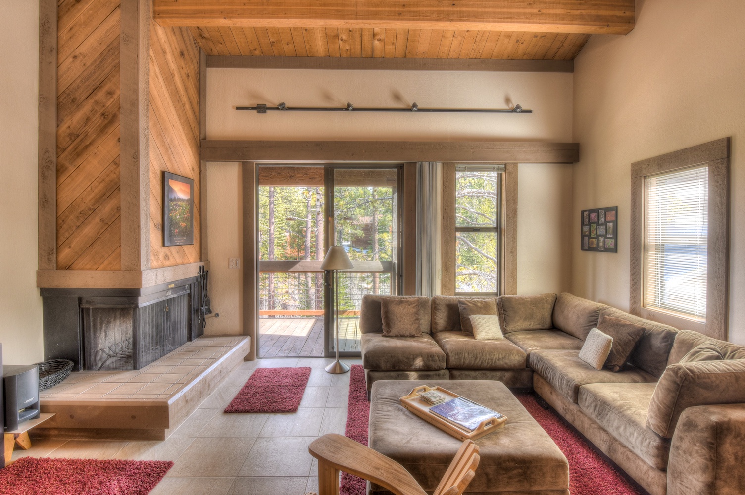 Cozy living room w/ wood fireplace & Smart TV (Roku, Neflix, Hulu, etc.)