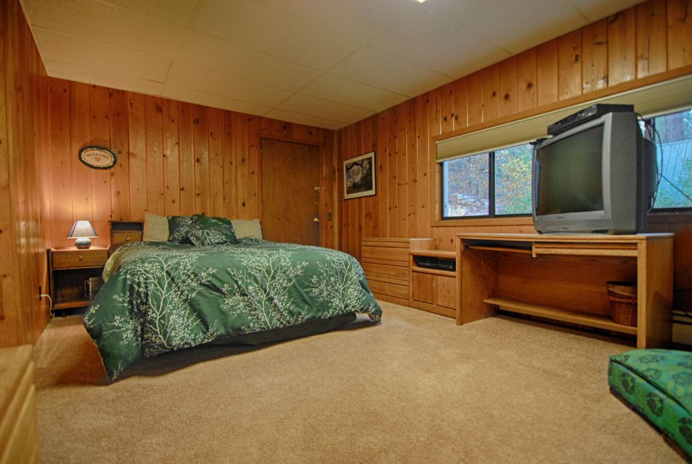Master bedroom: Queen bed w/ DVD player and old TV