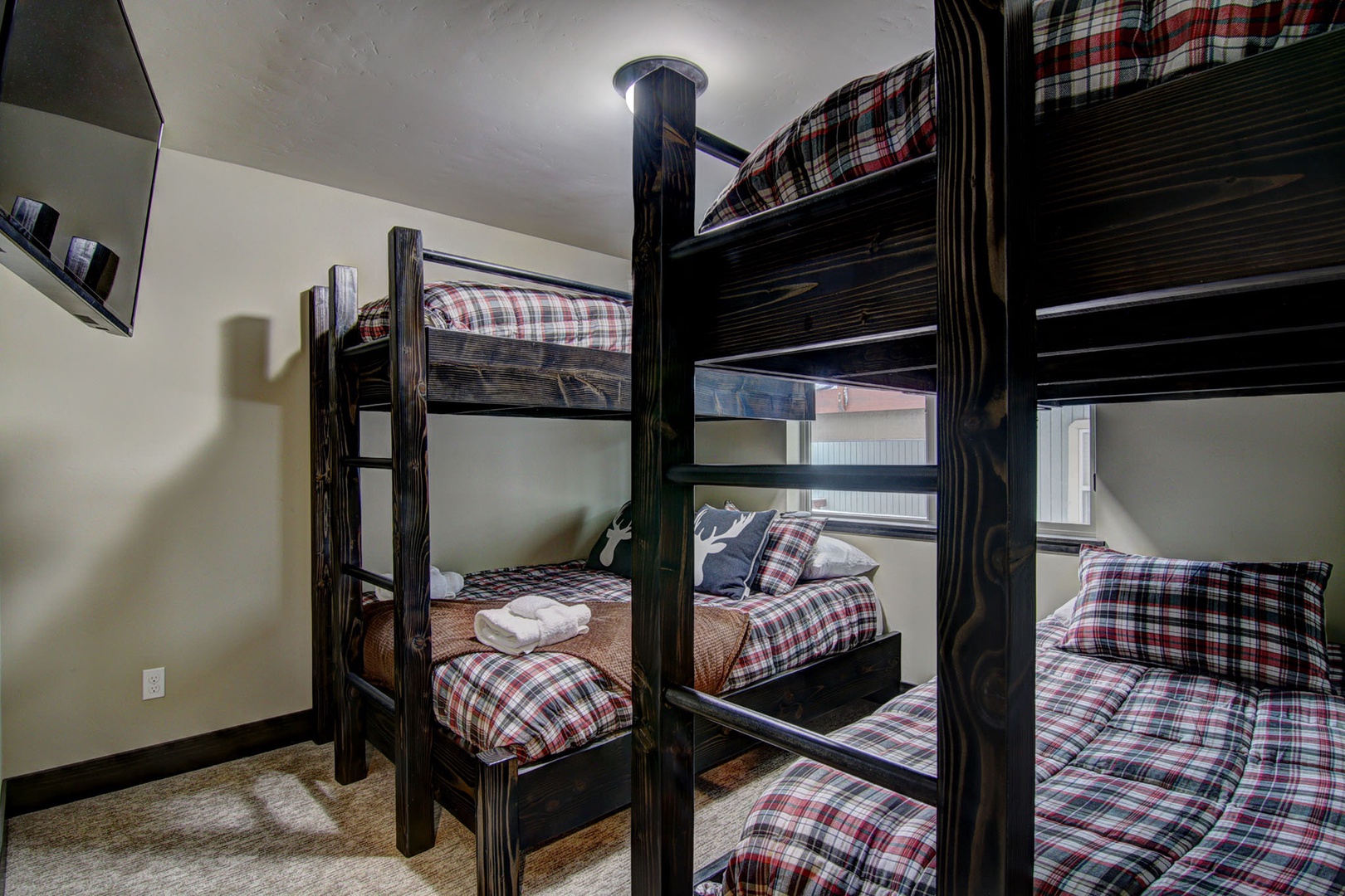 4th bedroom: Twin/Full & Twin/Twin bunkbed w/ TV