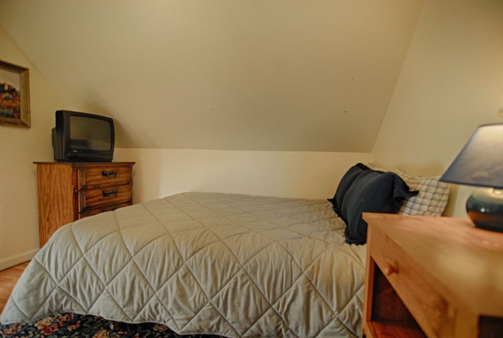 2nd bedroom: Queen bed