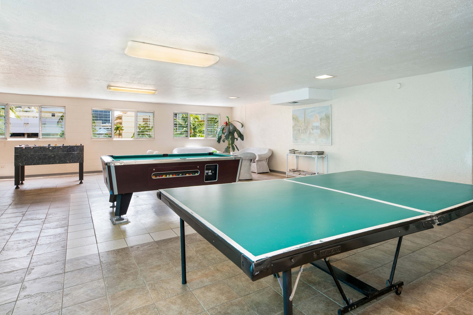 Aloha Lani game room w/ ping pong table and pool table