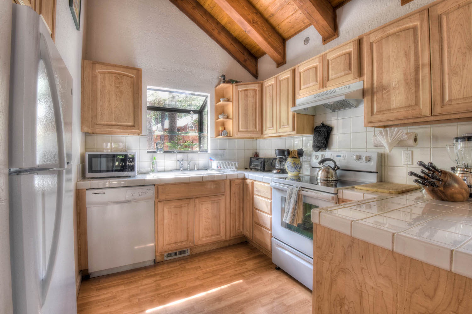 Full kitchen w/ electric stove top, blender, coffee maker, toaster and more!
