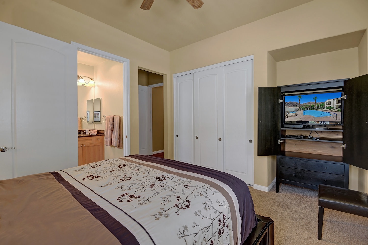 Guest bedroom with TV