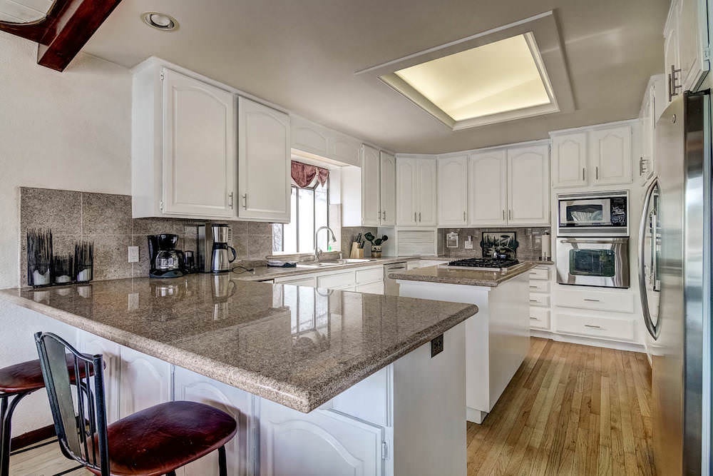 Kitchen breakfast bar