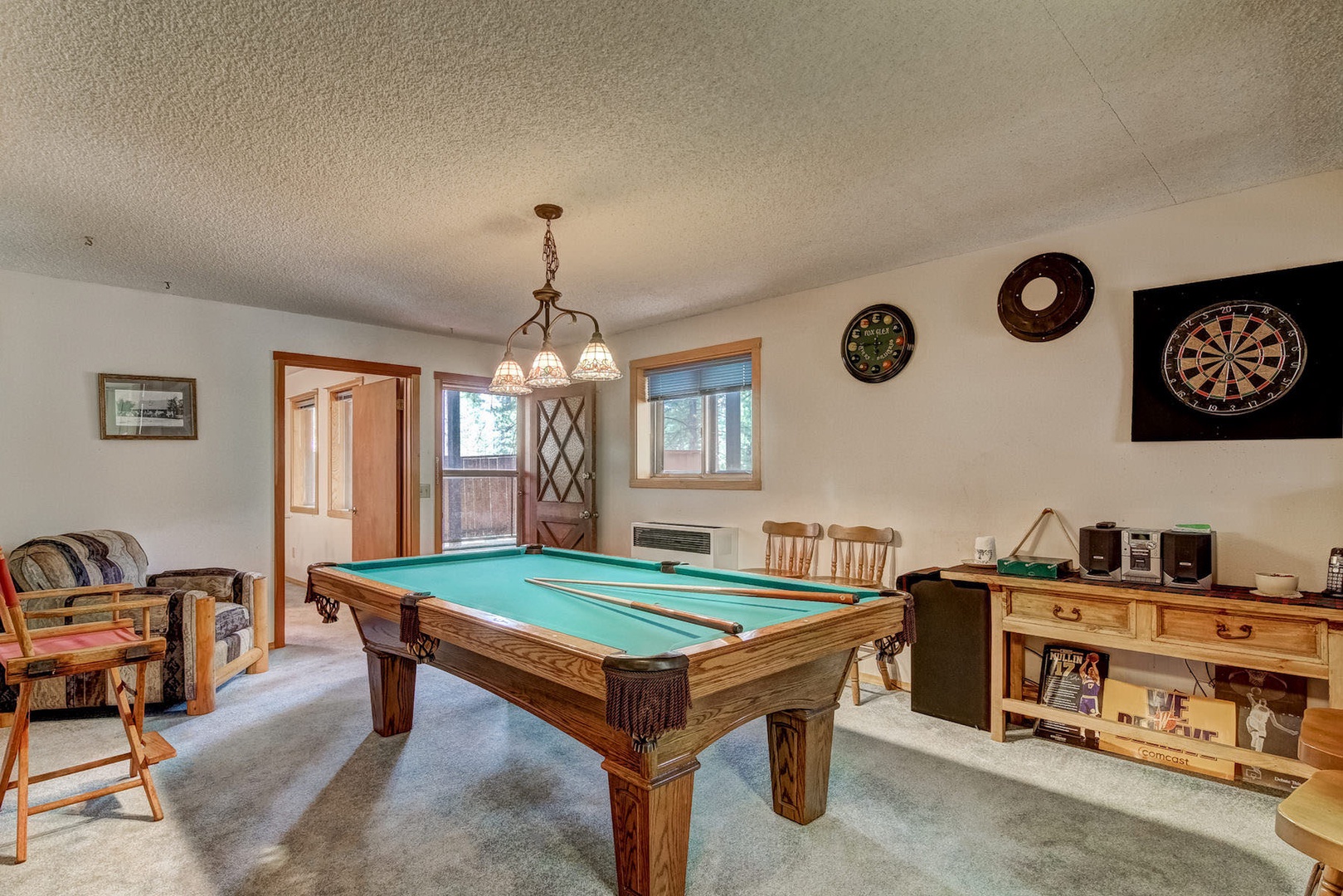 Game room w/ pool table