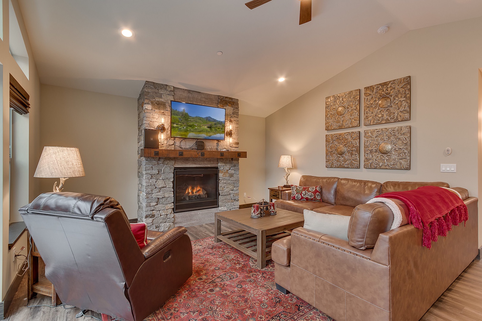 Cozy living room with gas fireplace & Smart TV (Netflix & Hulu)