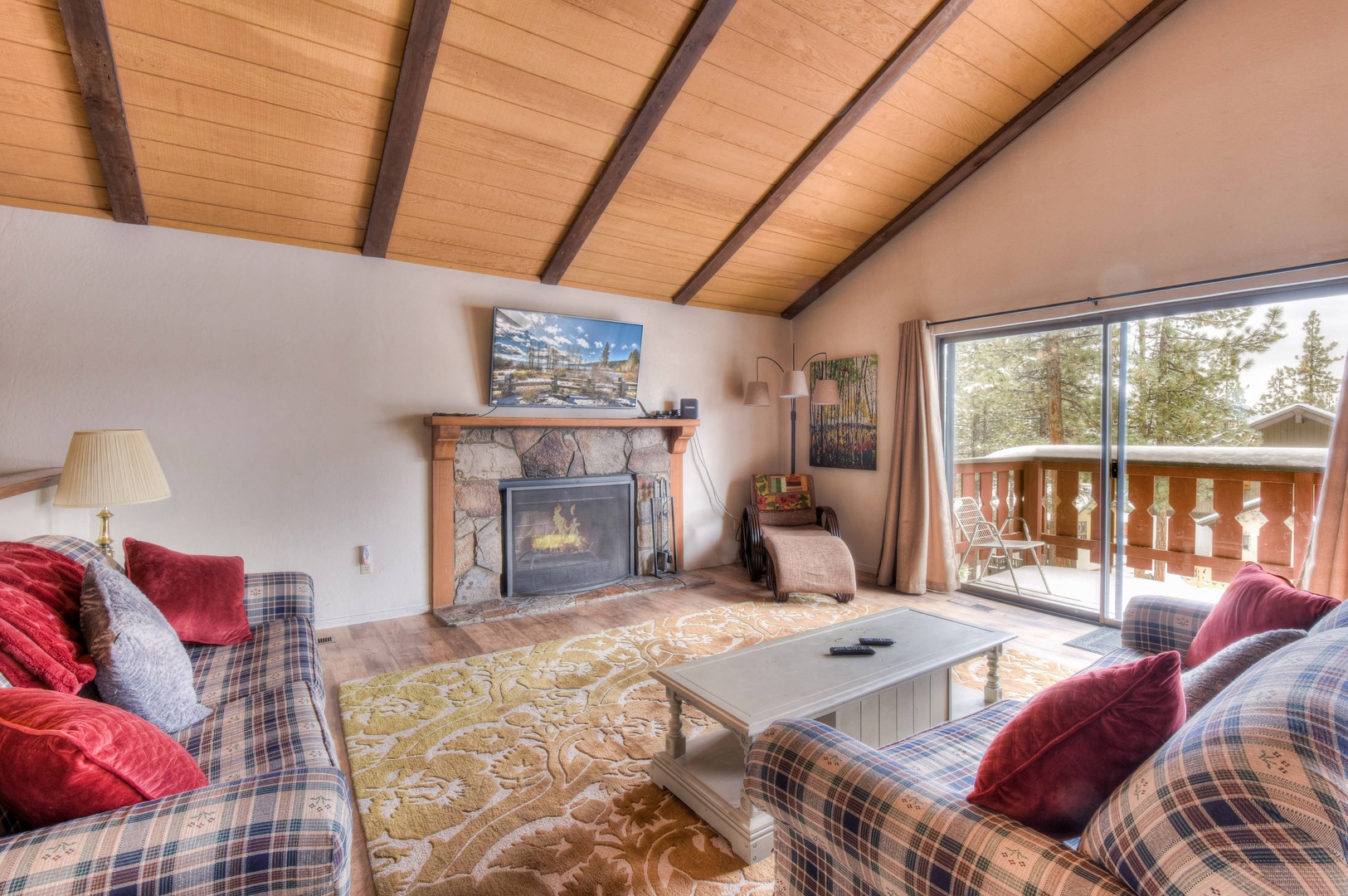 Living room w/ Smart TV (Netflix, Hulu), wood burning fireplace