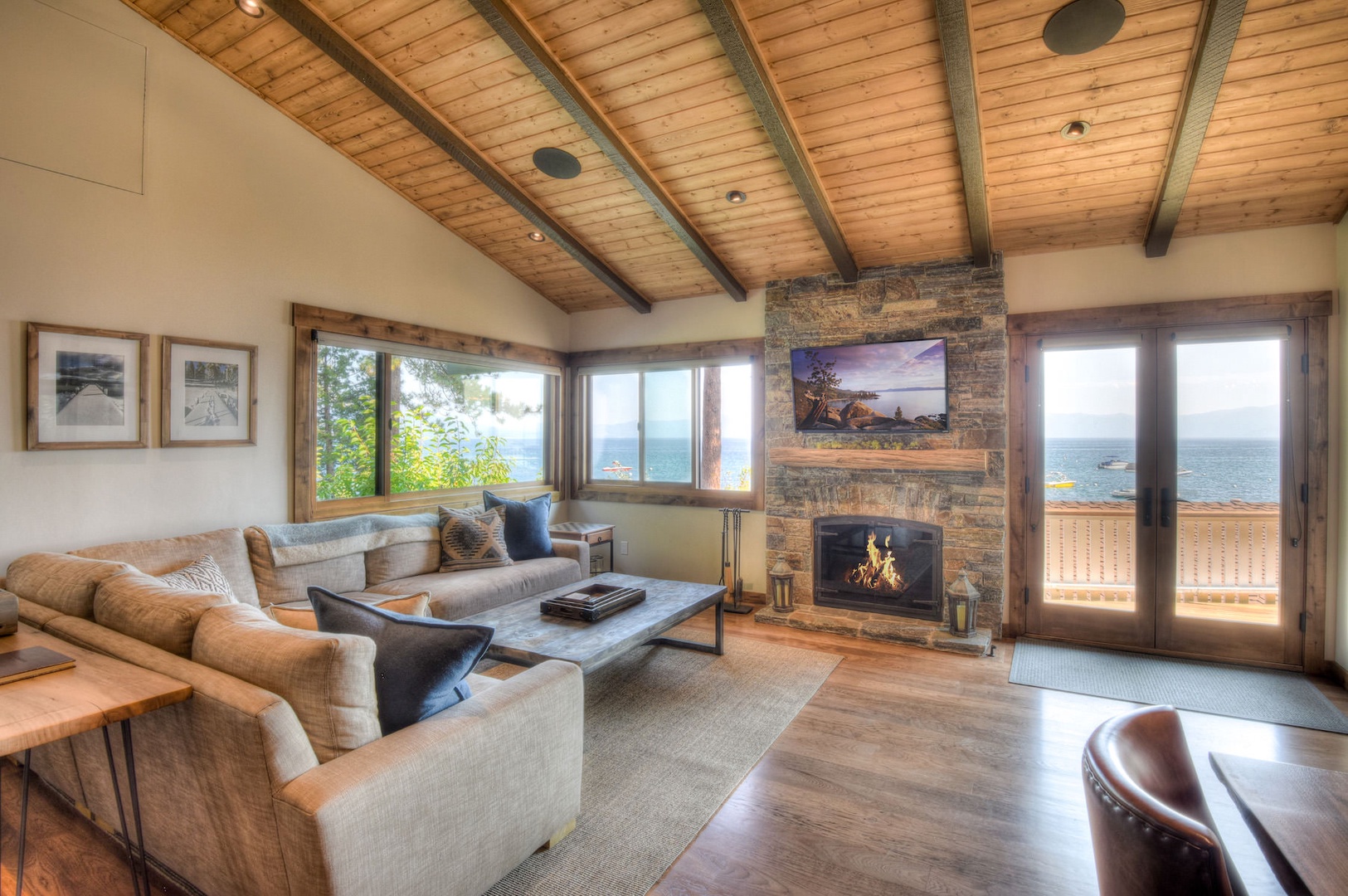 Cozy living room w/ lake view, Smart TV (Netflix, Hulu), DVD player, fireplace