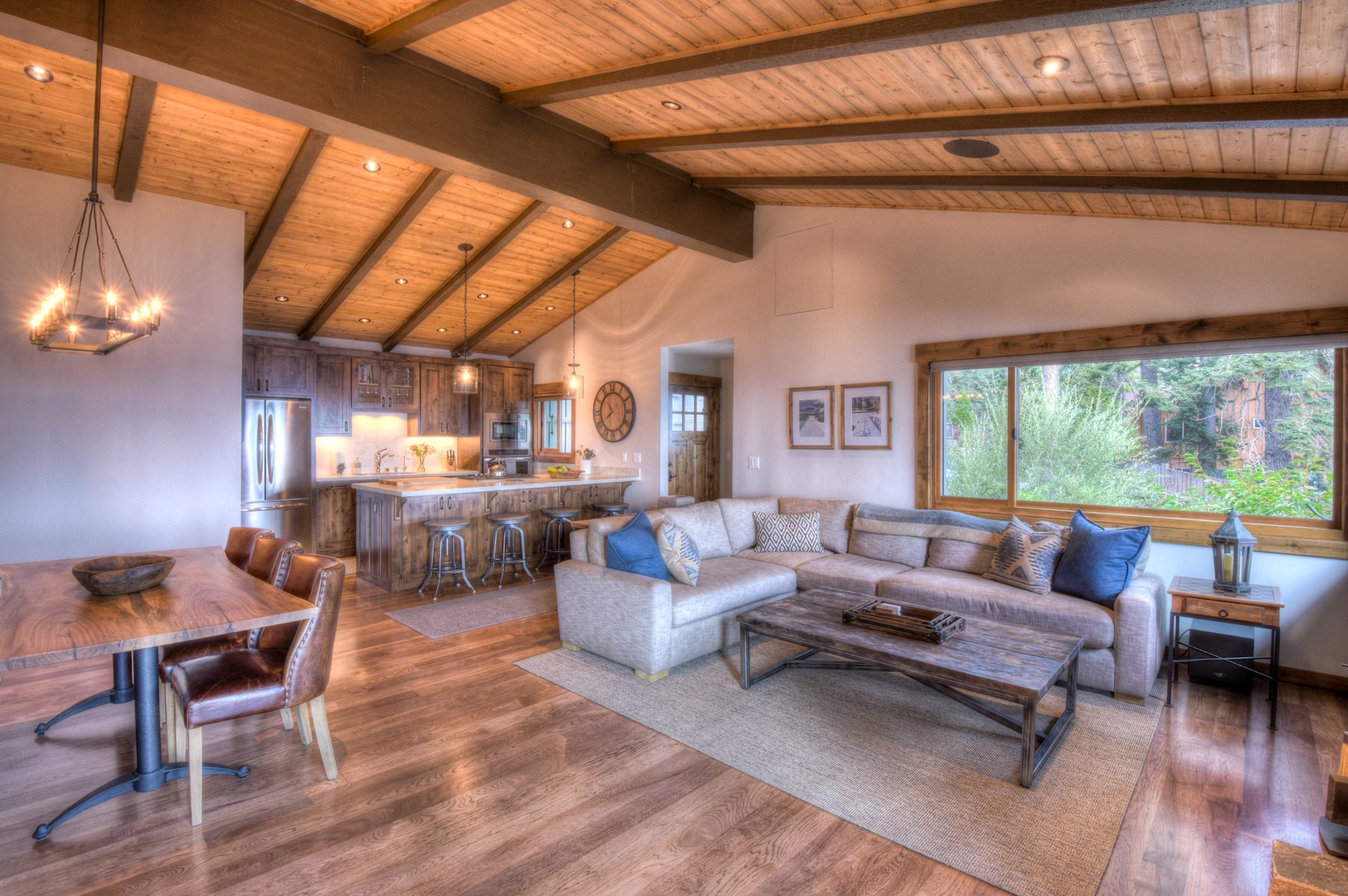 Cozy living room w/ lake view, Smart TV (Netflix, Hulu), DVD player, fireplace