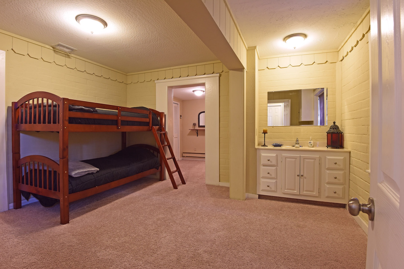 3rd bedroom: Twin bunkbed great for kids