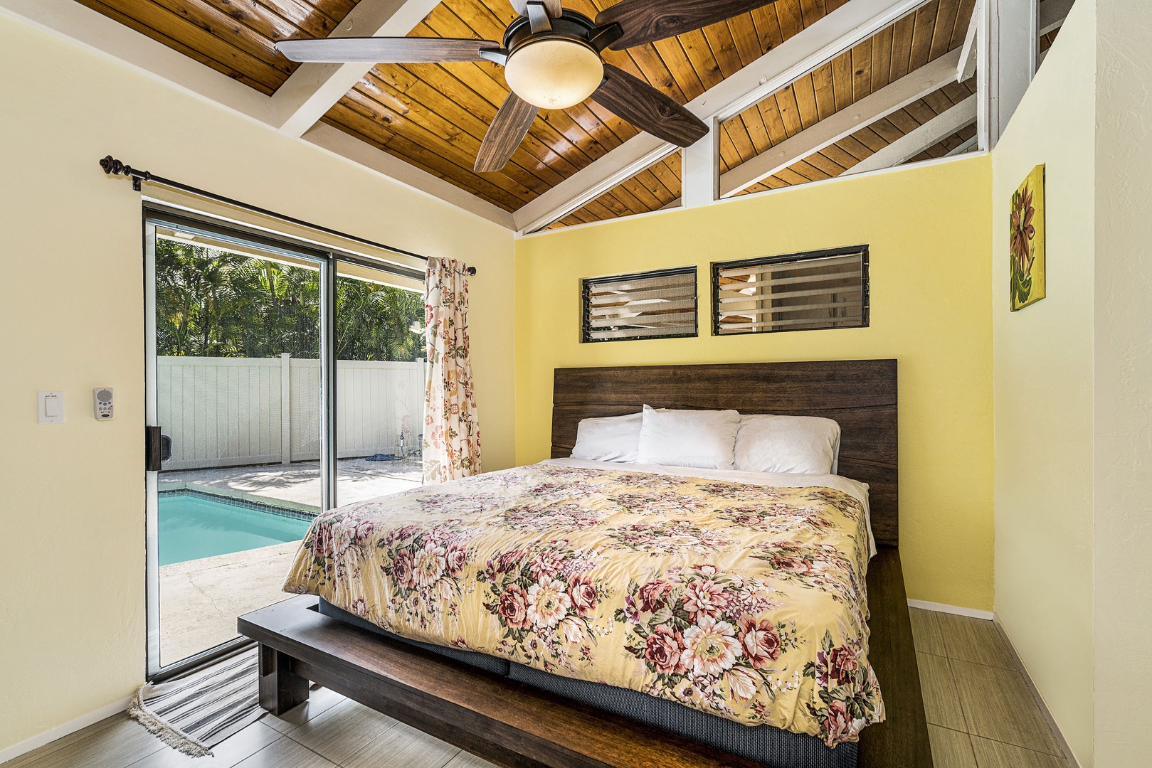 Master bedroom: King bed w/ pool access