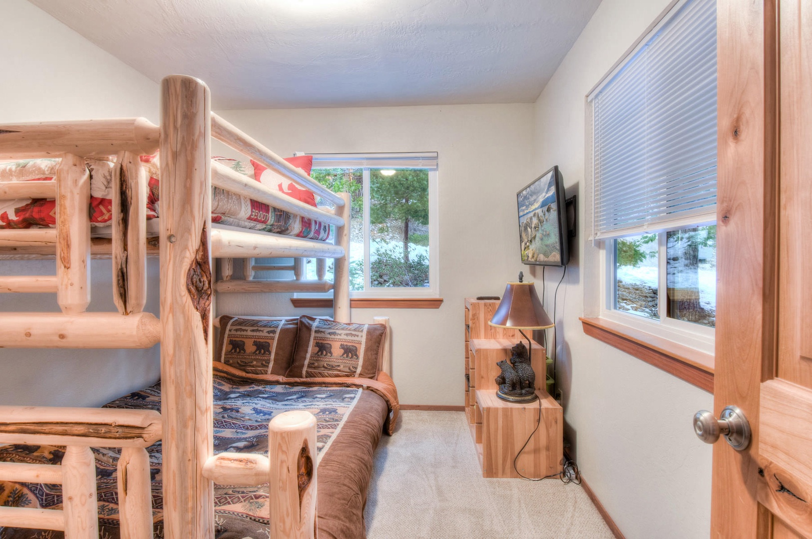 4th bedroom: Twin/Full bunkbed with Smart TV (Hulu, Amazon FireStick, Netflix, etc.)