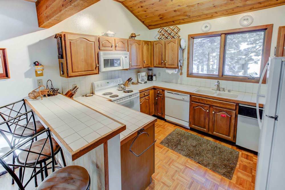 Fully equipped kitchen w/ slow cooker, toaster, drip coffee maker, blender and more
