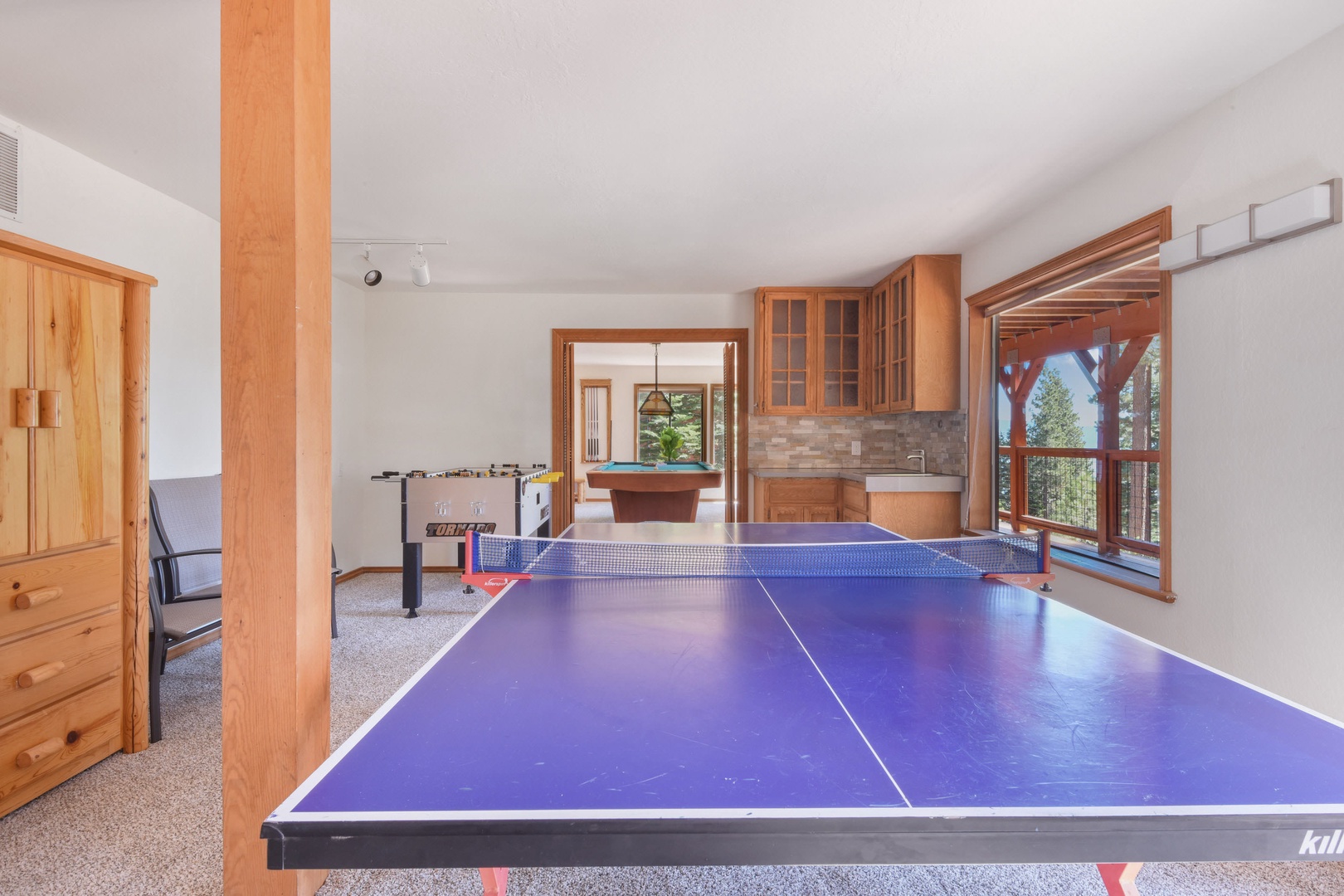 Extended game room w/ ping pong table, foosball table