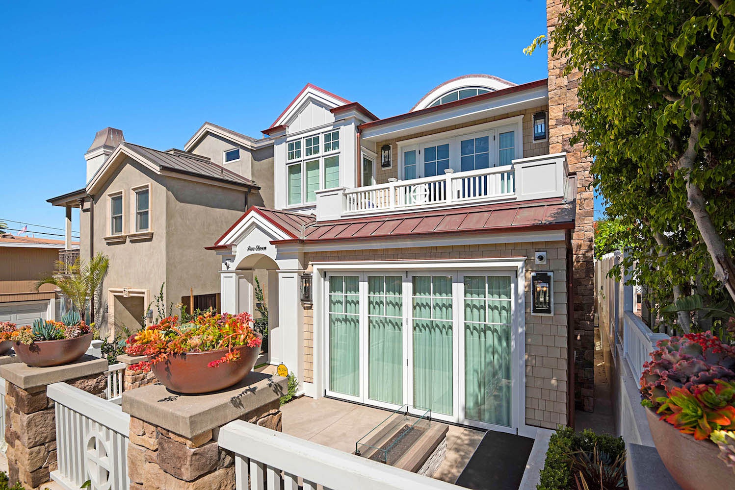 Dahlia Manor