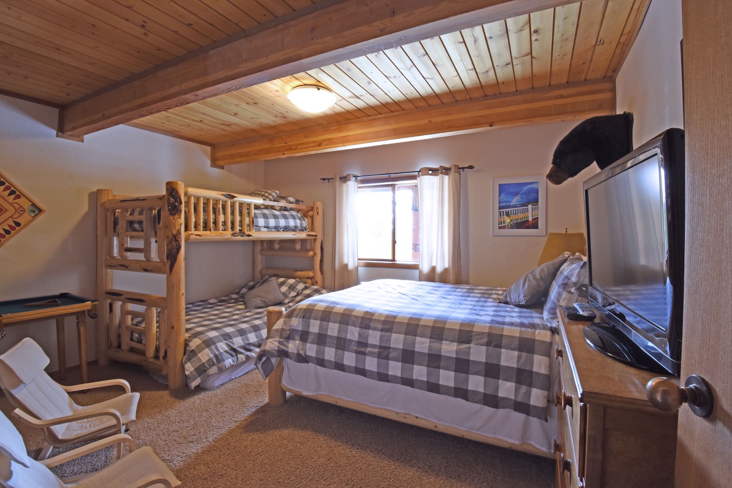 3rd bedroom: Queen bed & bunkbeds
