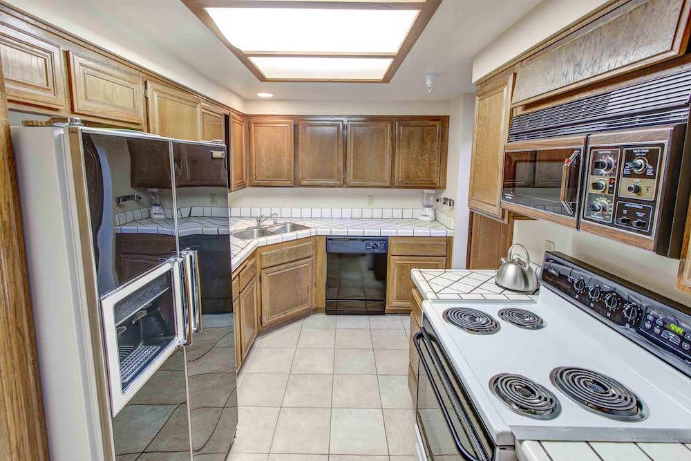 Full kitchen w/ toaster, drip coffee pot, blender, and more