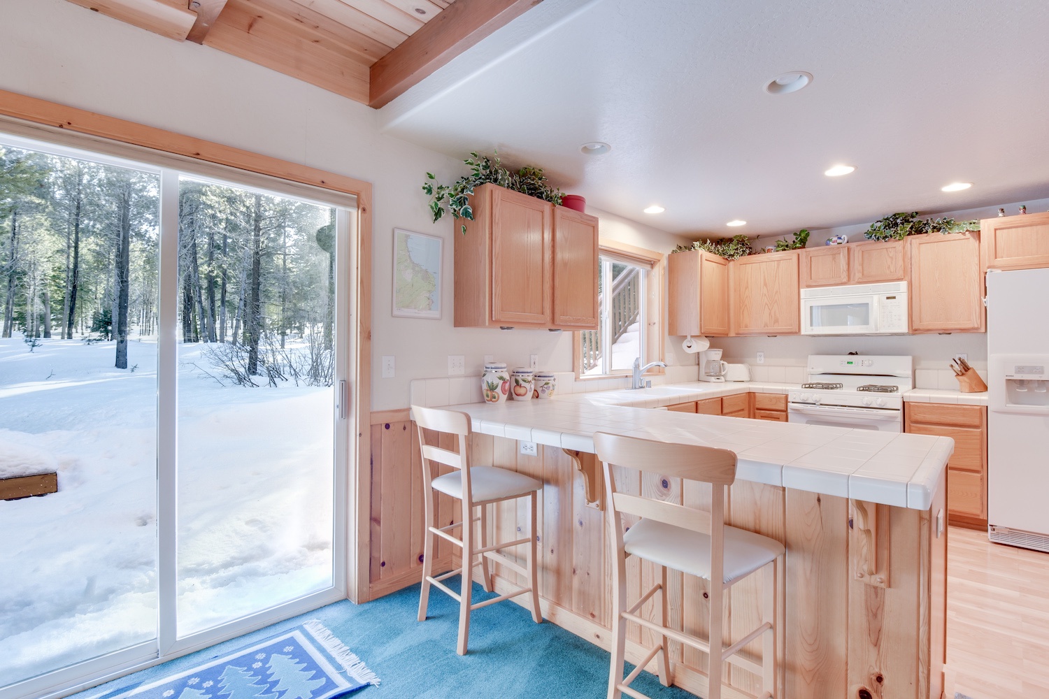 Breakfast bar for 2 w/ access to yard