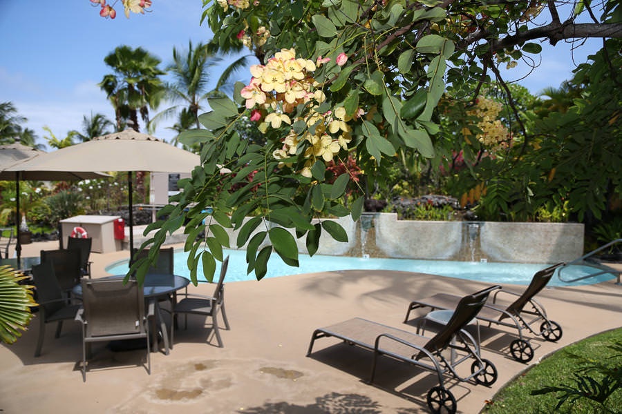 Keauhou Resort outdoor seating by swimming pool