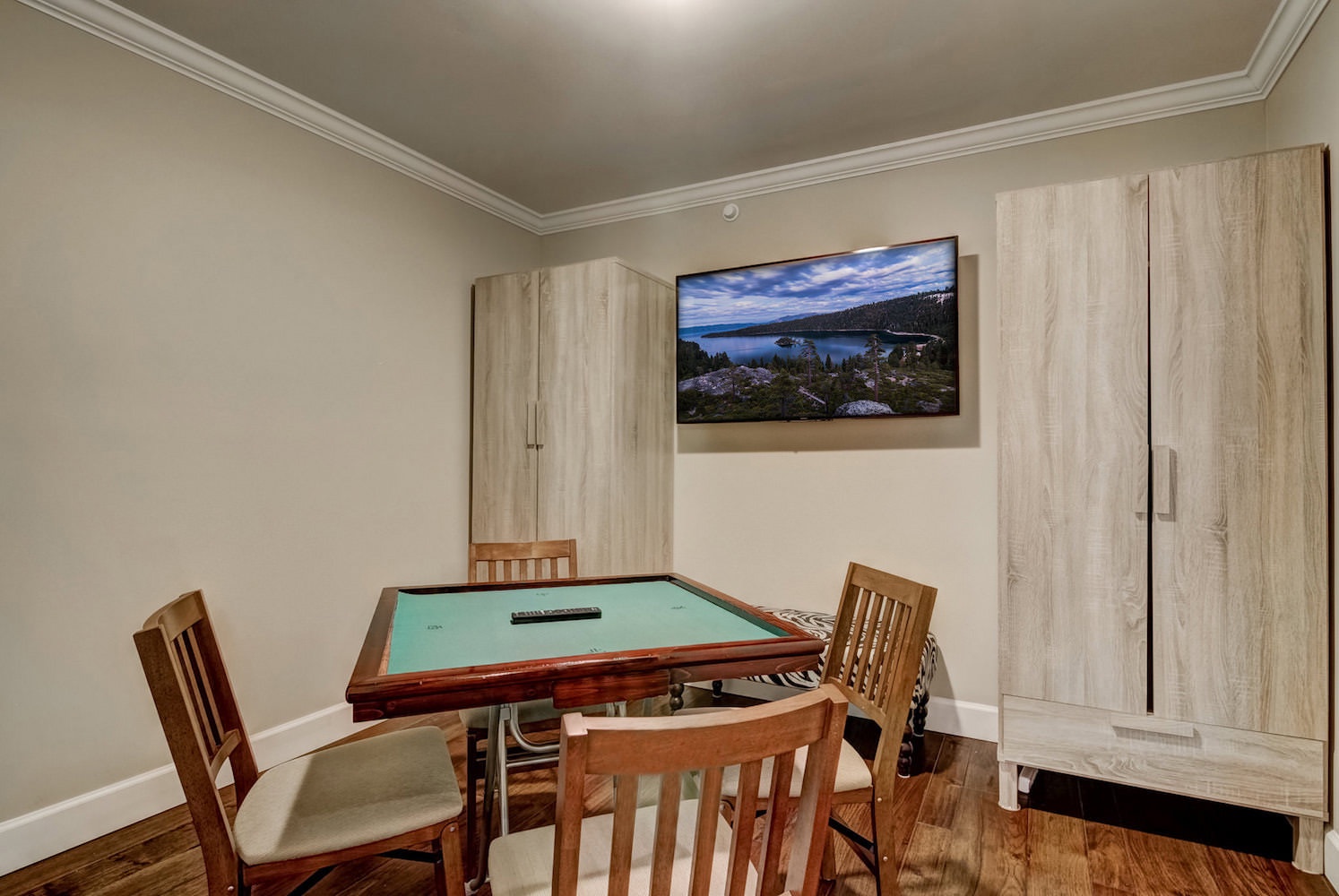 Game room w/ Smart TV, card table