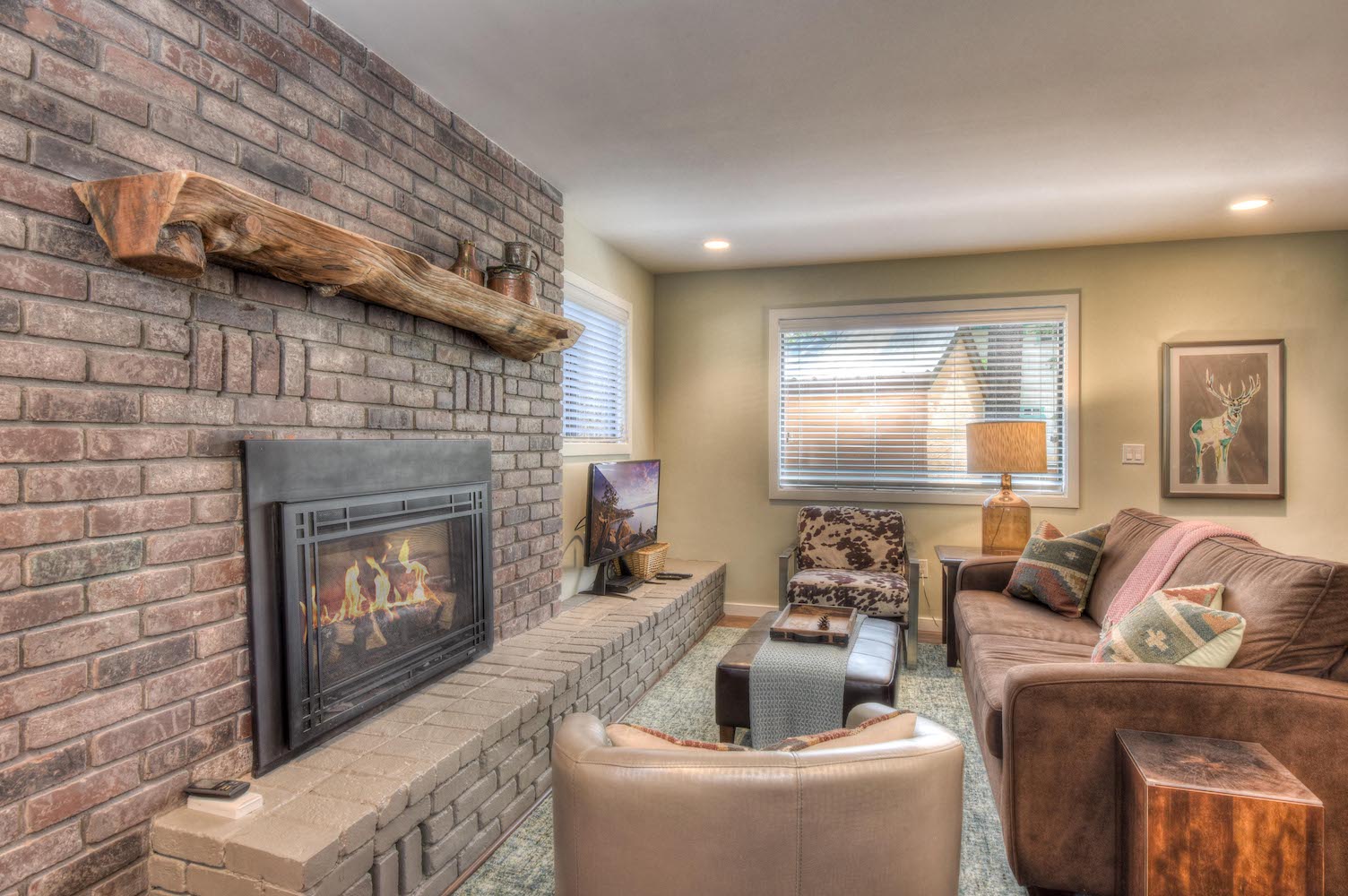 Cozy living room w/ gas fireplace