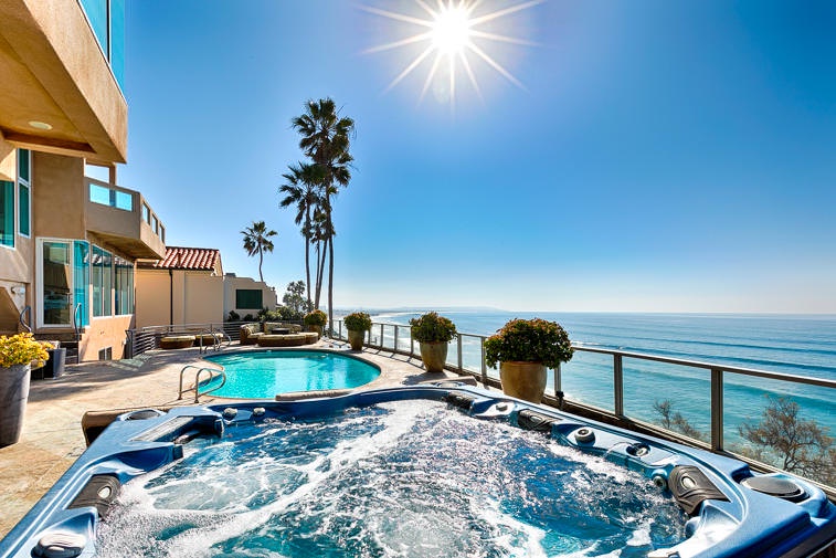 Private hot tub & pool overlooking ocean