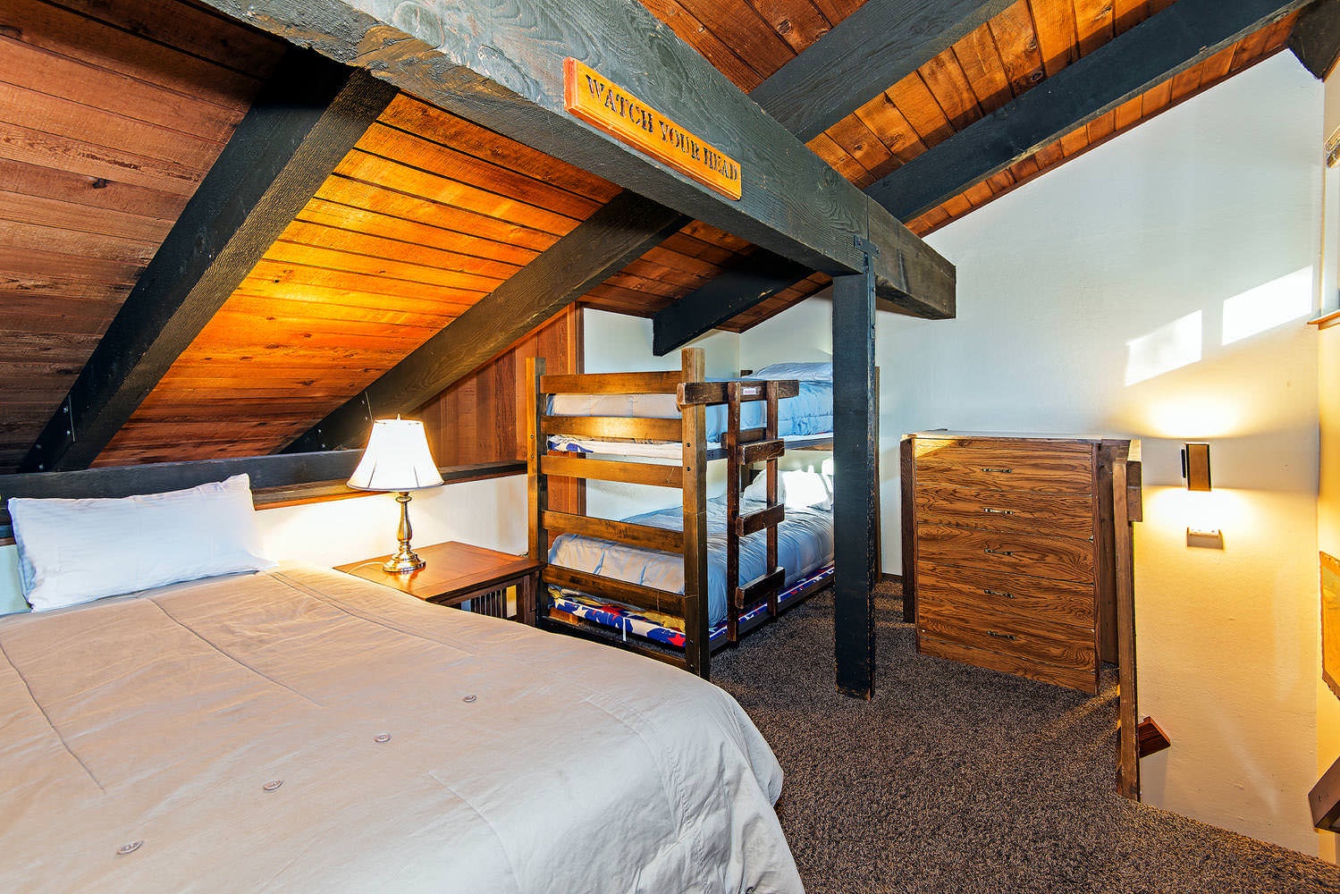 Loft: Queen Bed & bunkbed