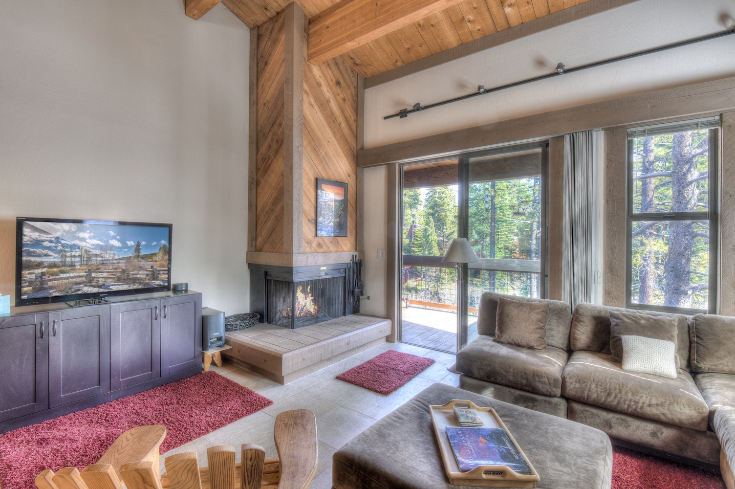 Cozy living room w/ wood fireplace & Smart TV (Roku, Neflix, Hulu, etc.)