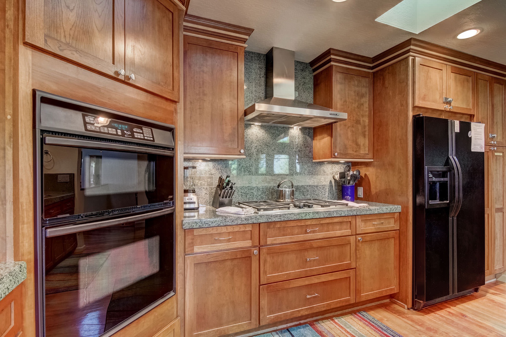 Full kitchen with double ovens, toaster, coffee maker and more!